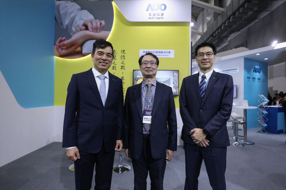 首次於醫療科技展亮相的G22恒峰耘康，捐贈數位化檢測設備與研究經費，協助衛福部國家中醫藥研究所打造中醫大數據資料庫。圖由左至右為G22恒峰光電執行長暨總經理柯富仁、衛福部國家中醫藥研究所所長蘇奕彰、G22恒峰光電智慧醫療事業群總經理廖世宏