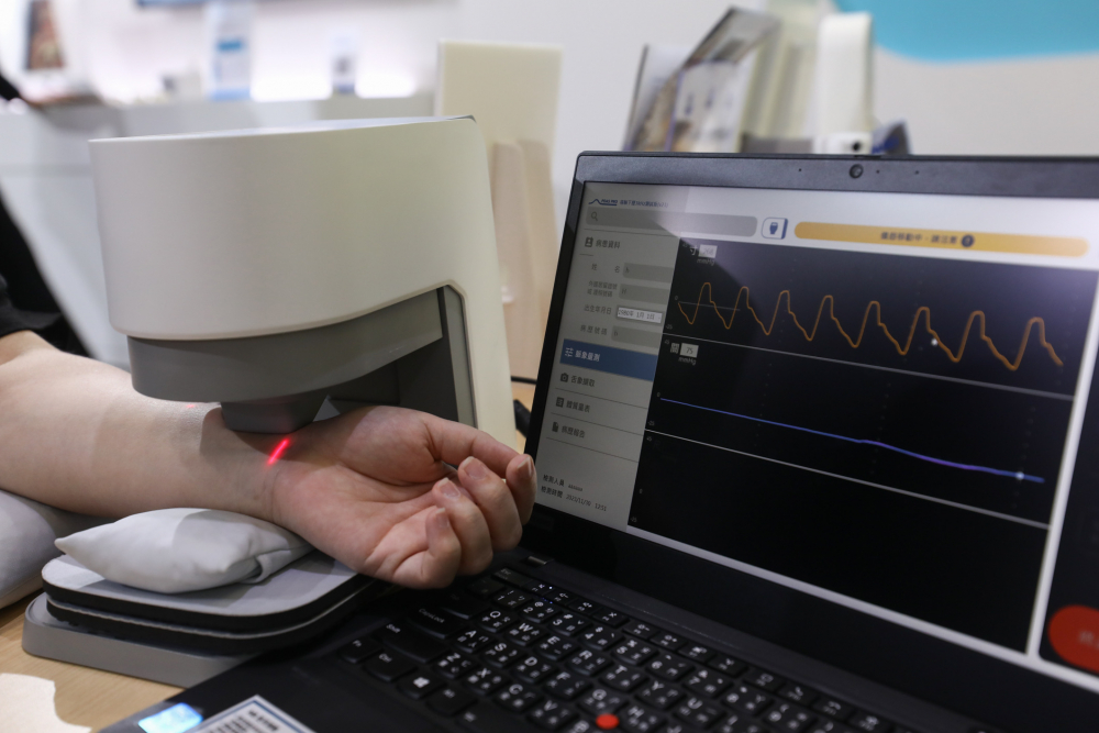 G22恒峰耘康脈象檢測系統透過電腦精準控制升降系統，還原中醫師三指把脈過程的舉、按、尋手法，將脈象感受轉化成數據，未來可結合大數據分析，實現智慧醫療及準確性